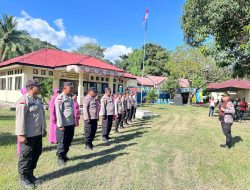 Sambangi Polsek Maukaro, Kapolres Ende Gandeng Tokoh Adat untuk Jaga Kamtibmas Bersama Serta Berikan Bansos untuk Warga