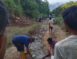Tidak Kunjung Diperbaiki, Warga 4 Desa di Kotabaru Ende Gotong Royong Tambal Jalan Berlubang Secara Swadaya