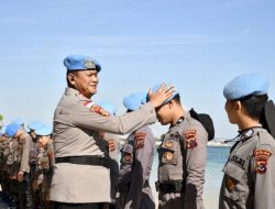 Kabidpropam Polda NTT Pimpin Penyematan Baret Biru dan Aksi Bersih Pantai Pasir Panjang