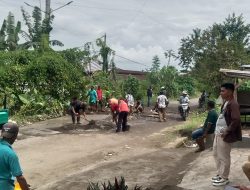 Cegah kecelakaan, Generasi Mudah Udayana Ende Turun Tangan Tambal Jalan Berlubang, Aksi Pemuda Jadi Sorotan