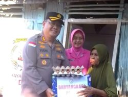 Kapolres Ende dan Ketua Bhayangkari Cabang Ende Salurkan Bantuan Sosial kepada Warga Pulau Ende