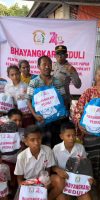 ​Bhayangkari Polda Papua Salurkan Bantuan Sosial untuk Warga Terdampak Gempa Flores di Ende
