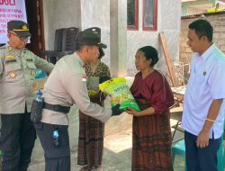 Bhayangkari Polda Papua Gandeng Polres Ende Berikan Bansos Bagi Korban Gempa Flores di Kelurahan Onekore